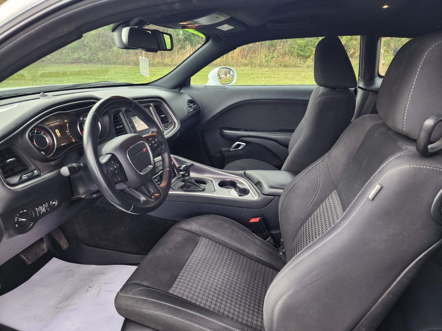 2015 WHITE /Black Dodge Challenger SXT (2C3CDZAG6FH) with an 3.6L V6 DOHC 24V engine, 5-Speed Automatic transmission, located at 1221 Madison St., Shelbyville, TN, 37160, (931) 680-9439, 0.000000, 0.000000 - Photo#5