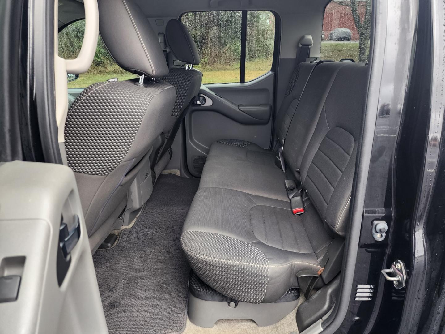 2013 BLACK /Black Nissan Frontier Desert Runner Crew Cab 2WD (1N6AD0ERXDN) with an 4.0L V6 DOHC 24V engine, 6-Speed Manual transmission, located at 1221 Madison St., Shelbyville, TN, 37160, (931) 680-9439, 0.000000, 0.000000 - Photo#4