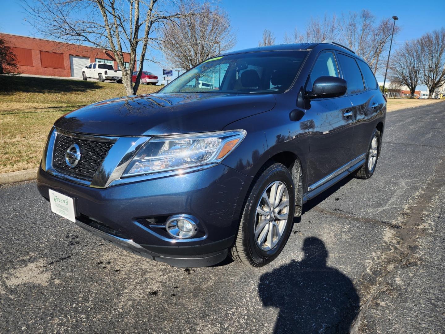 2016 Blue /Black Nissan Pathfinder SL 4WD (5N1AR2MM8GC) with an 3.5L V6 DOHC 24V engine, CVT transmission, located at 1221 Madison St., Shelbyville, TN, 37160, (931) 680-9439, 0.000000, 0.000000 - Photo#0