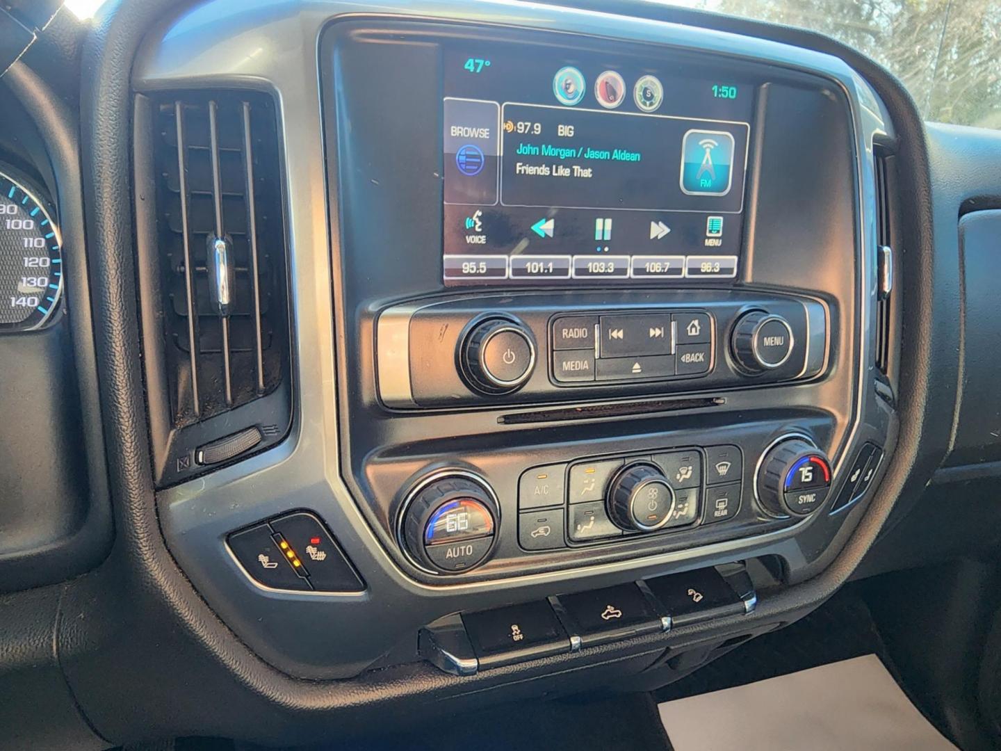 2014 WHITE /Black Chevrolet Silverado 1500 1LT Double Cab 4WD (1GCVKREC6EZ) with an 5.3L V8 OHV 16V engine, 6-Speed Automatic transmission, located at 1221 Madison St., Shelbyville, TN, 37160, (931) 680-9439, 0.000000, 0.000000 - Photo#6