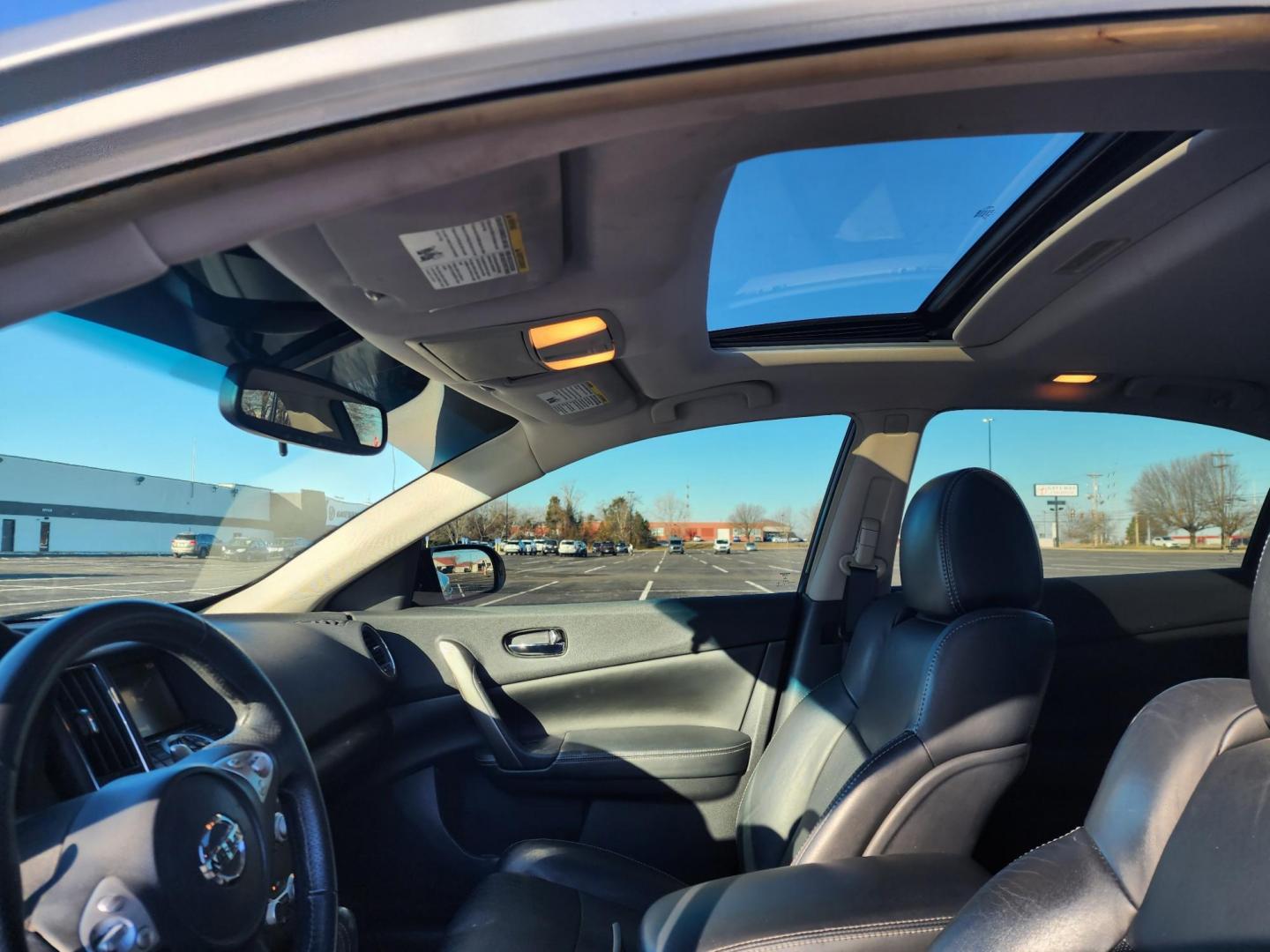 2014 Silver /Black Nissan Maxima SV (1N4AA5AP6EC) with an 3.5L V6 DOHC 24V engine, Continuously Variable Transmission transmission, located at 1221 Madison St., Shelbyville, TN, 37160, (931) 680-9439, 0.000000, 0.000000 - Photo#5