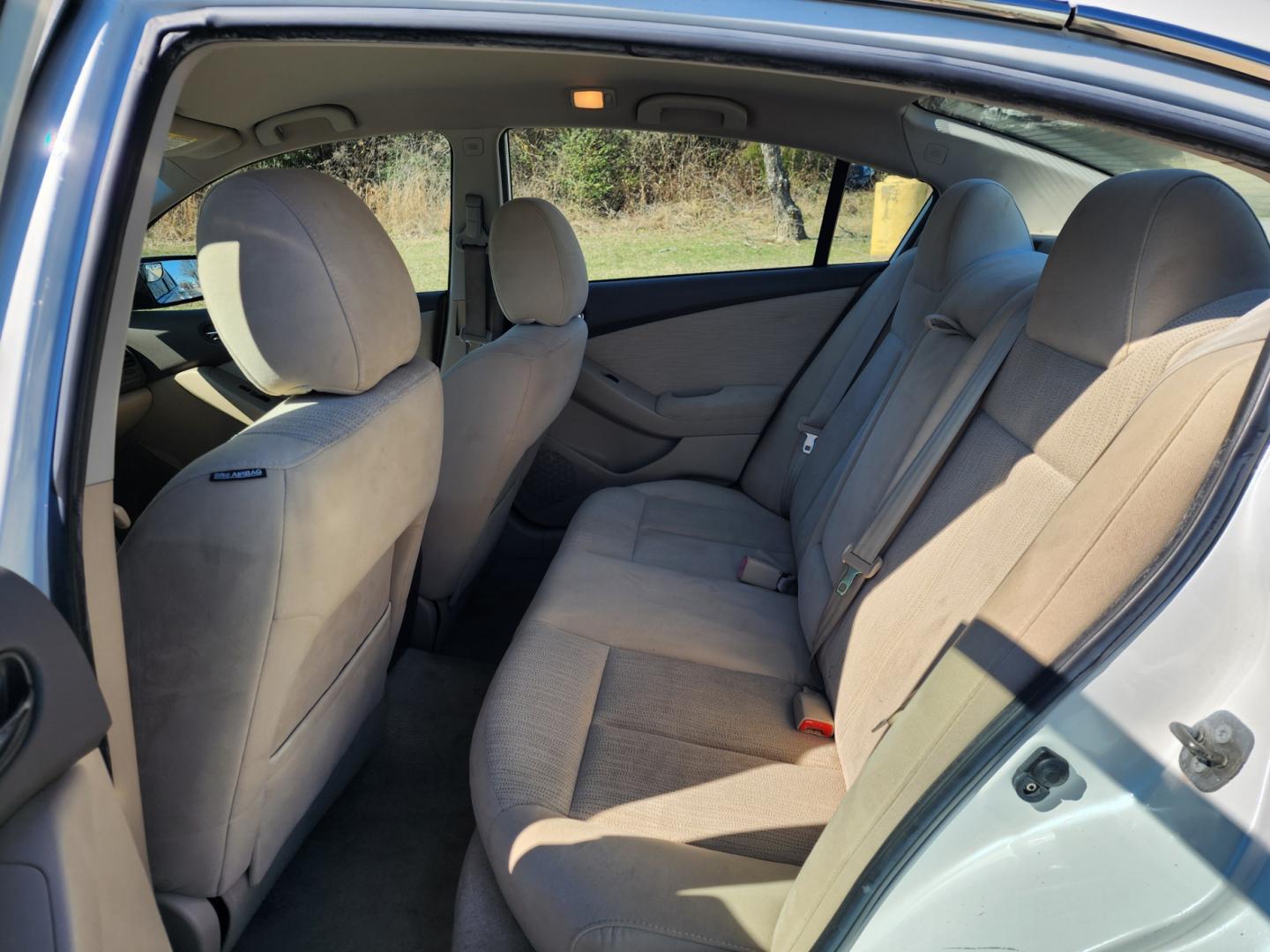 2011 WHITE /Beige Nissan Altima 2.5 S (1N4AL2AP3BC) with an 2.5L L4 DOHC 16V engine, Automatic transmission, located at 1221 Madison St., Shelbyville, TN, 37160, (931) 680-9439, 0.000000, 0.000000 - Photo#3