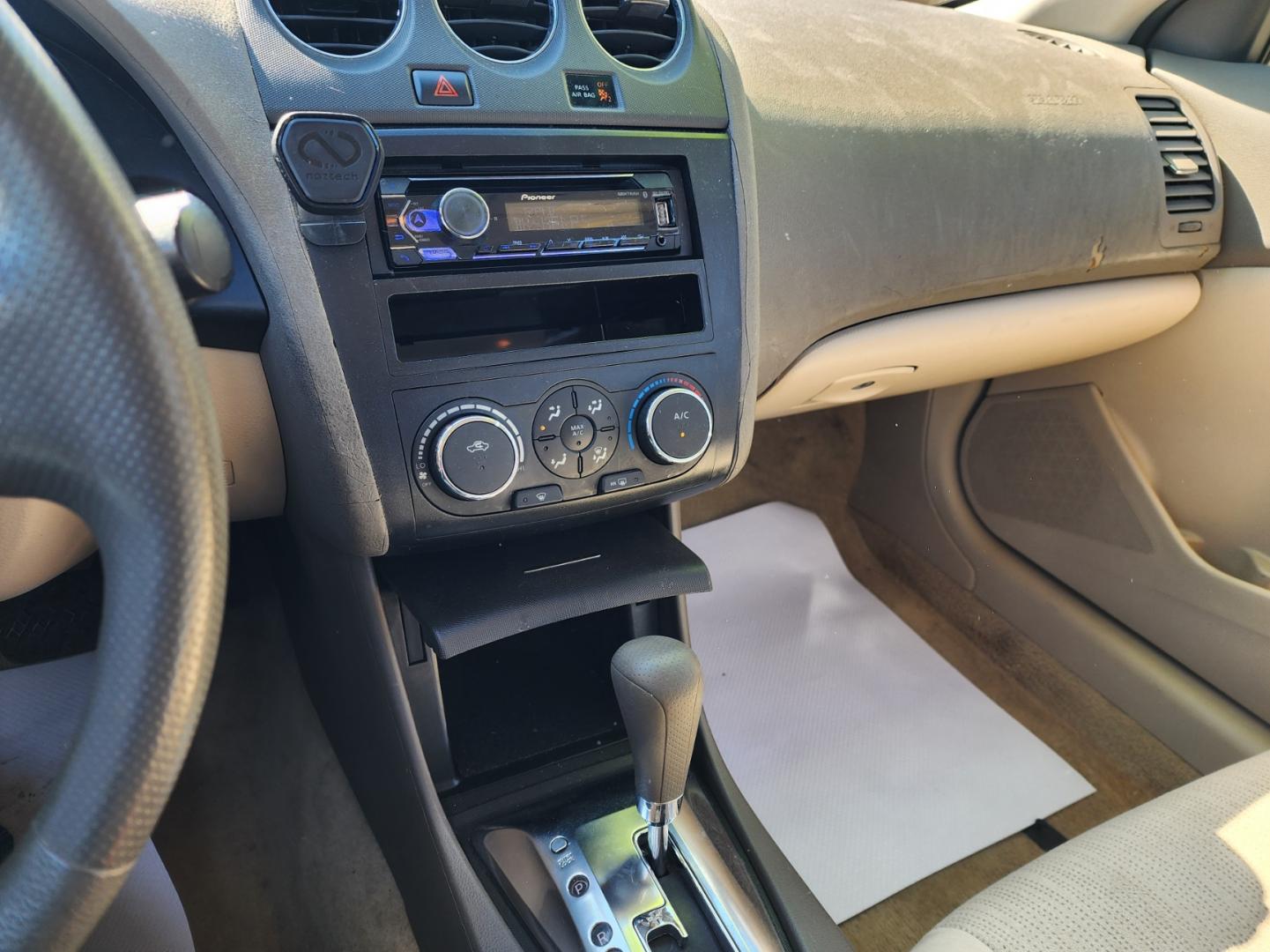 2011 WHITE /Beige Nissan Altima 2.5 S (1N4AL2AP3BC) with an 2.5L L4 DOHC 16V engine, Automatic transmission, located at 1221 Madison St., Shelbyville, TN, 37160, (931) 680-9439, 0.000000, 0.000000 - Photo#5